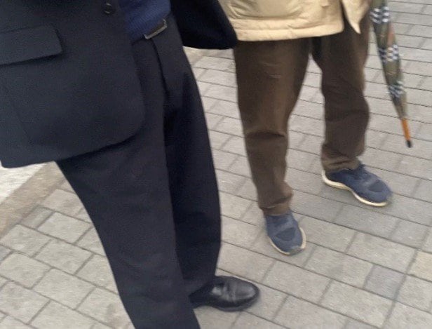 「紅麹」について新橋で取材に応じる消費者（撮影／集英社オンライン）