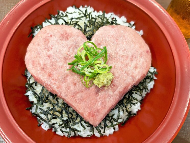 すき家が公式Xに公開したハート型の『まぐろたたき丼』（写真／すき家公式Xより）
https://x.com/sukiya_jp/status/2086727016607559807