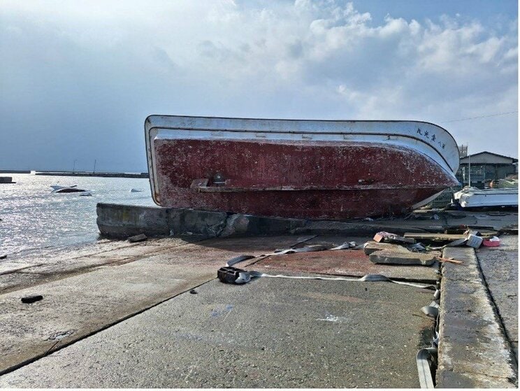 珠洲市内の海岸付近にうちあげられた船（撮影／集英社オンライン）