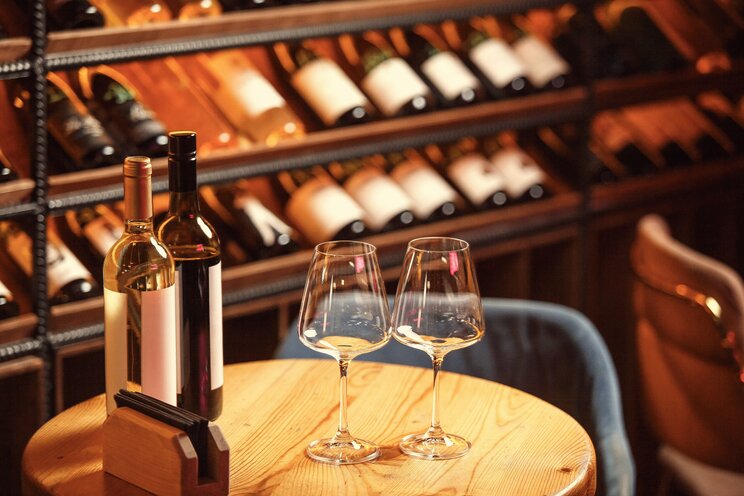 富裕層は高価なワインを誰と飲むかを大事にしている　写真／shutterstock　写真はイメージです