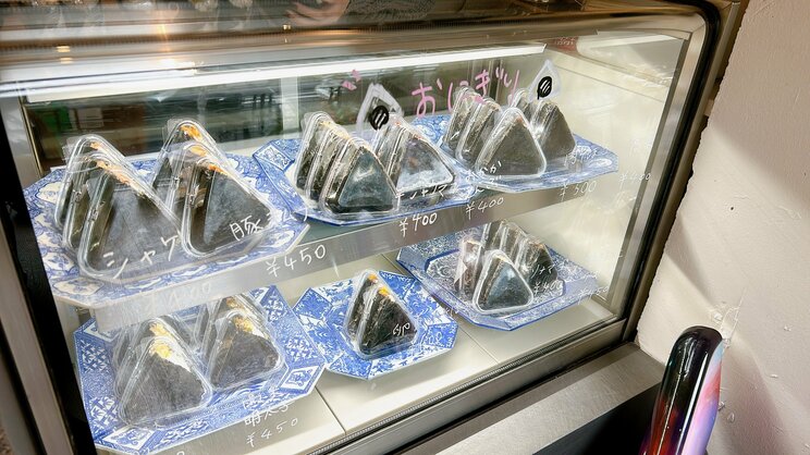 スニーカーの王様がおにぎり屋に転身して1年…富を得ても所持する服は2着の本明秀文さんが「商売」のヒントを得る場所とは_5