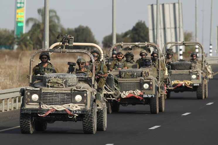 ガザとのイスラエル国境沿いをパトロールするイスラエル兵　写真／共同通信
