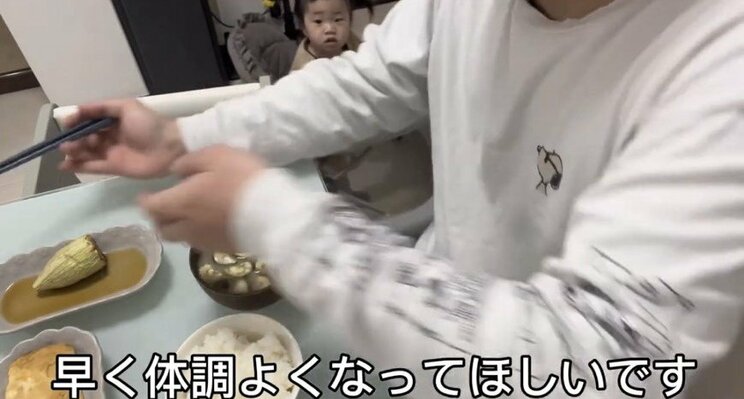 長男の体調を気にしながら食事をとる晴流容疑者（晴流容疑者のYouTubeより）