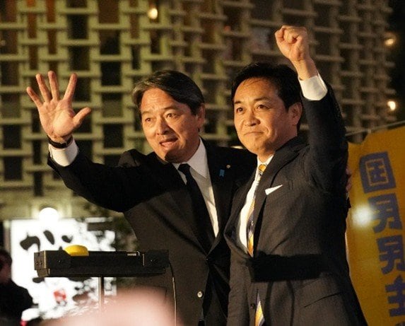 衆議院が解散された１月23日夜、国民民主党の“聖地”JR新橋駅前SL広場での街頭演説会で手を振る玉木雄一郎代表（右）と榛葉賀津也幹事長　撮影／集英社オンライン」