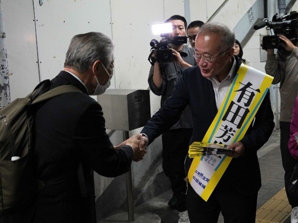 あいさつにまわる有田氏（撮影/集英社オンライン）