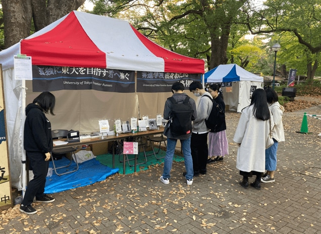 東大の駒場祭で出店するUTFRのメンバーたち