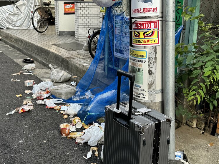 生ゴミなども散乱する（撮影／集英社オンライン）