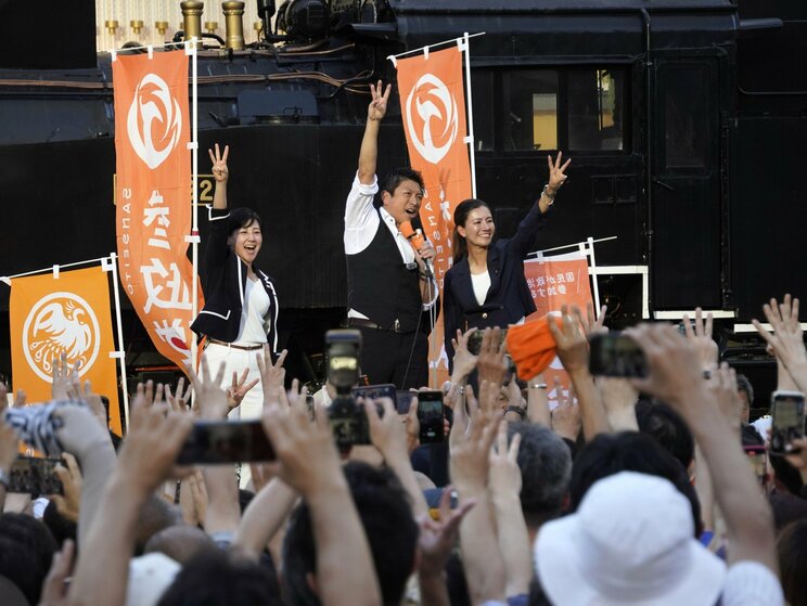7月21日の凱旋街宣で「イチ、ニの参政党」と叫ぶ神谷宗幣氏や支持者ら（撮影／集英社オンライン）