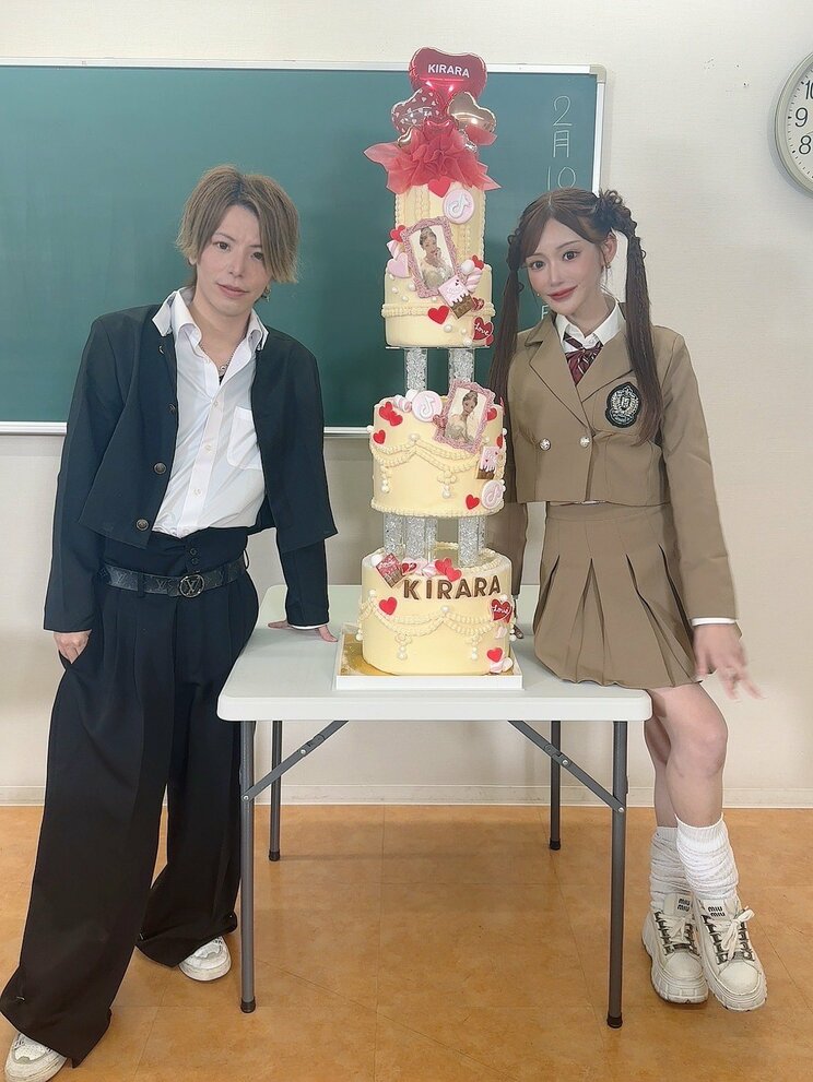 昨今では人気タレントもTikTok LIVEに参入している。写真は明日花キララ氏との2ショット(写真/本人Xアカウントより)