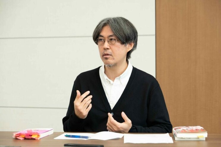 大久保さんのエッセイ（写真左）を、付箋でいっぱいになるほど詳細に読み込んでこの日の対談に臨んだ中川さん。