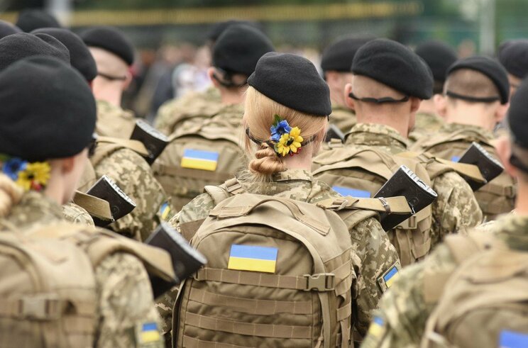ウクライナ軍の若い女性兵士