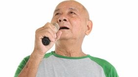 カラオケ好きのかすれ声は「喉頭がん」のサインかも? 過剰なカラオケが60歳以上の男性に特に危険な理由とは?