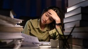 「ちくしょう、労働のせいで本が読めない!」「いや、本を読む時間はあるのにスマホを見てしまう」 社会人1年目の文学少女が受けた“仕事と読書の両立のできなさ”のショックとは?