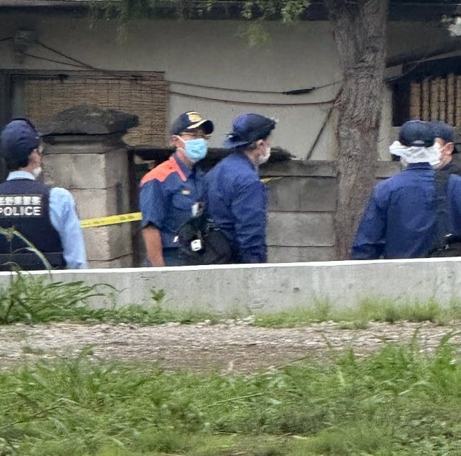 現場を出入りする捜査員（撮影／集英社オンライン）