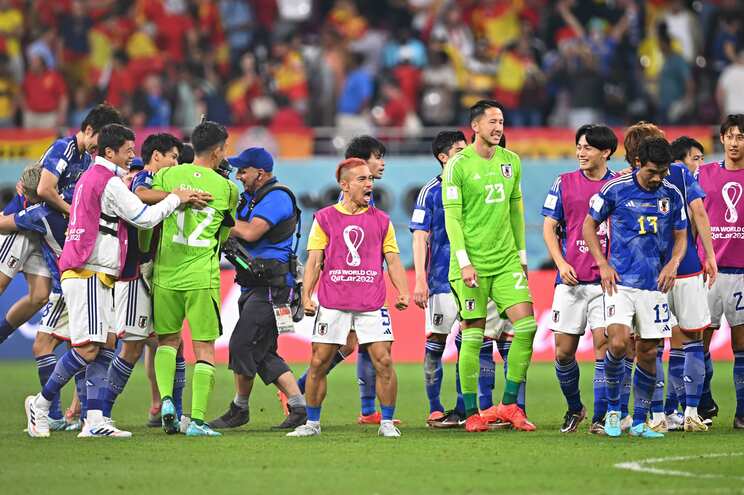 2022年カタールW杯でスペインを破り、喜びを爆発させる長友選手＝写真中央　写真／JMPA