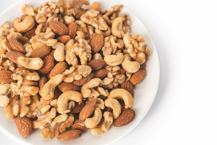 酒の肴にええ一品、その3「ミックスナッツ」（写真／PhotoAC）