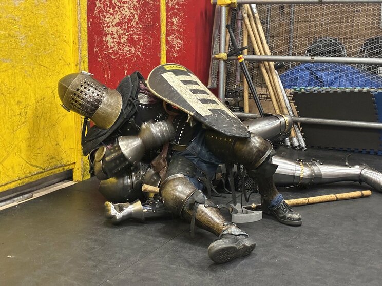 鎧は可動域が小さいが、寝技もある