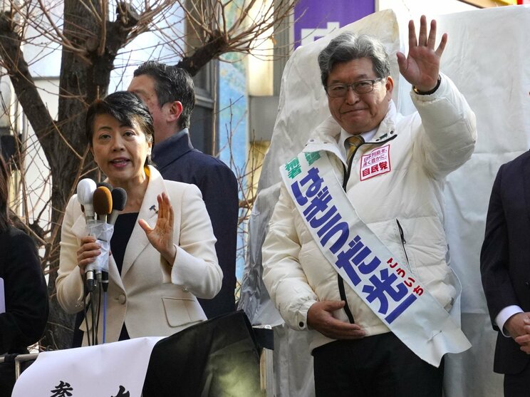 1月27日、JR八王子駅前で遊説する萩生田光一氏（右）（撮影／集英社オンライン）
