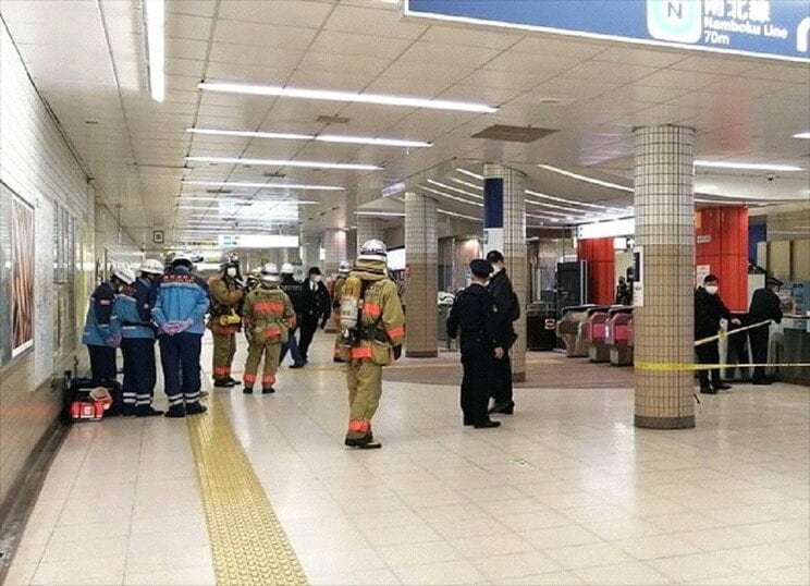 少年は犯行当日、東大へ向かう前に東大前駅構内に火のついた着火剤を次々と投げ捨てた