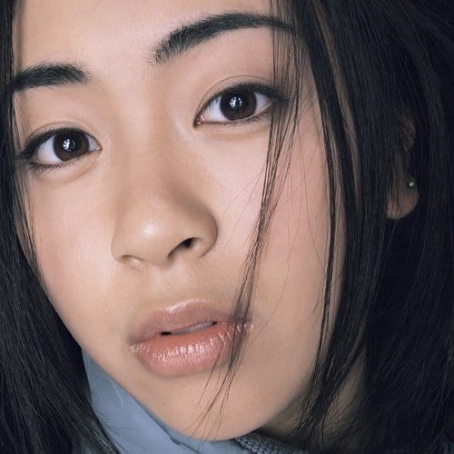 1999年発売『First Love』（ユニバーサル ミュージック合同会社）のジャケ写。当時15歳の宇多田は、『First Love』（曲）を含め、アルバム最後の2、3曲は、期末テストの勉強もしつつ制作したという