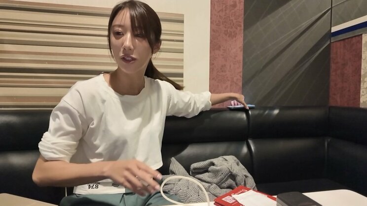 LINEのビデオ通話中に、免許証の提示を行なったり、スマホを手元に置いておかないよう指示をされているところ（画像／ビデオ通話中に別のカメラで通話の様子を録画していたもの。竹内さん提供）