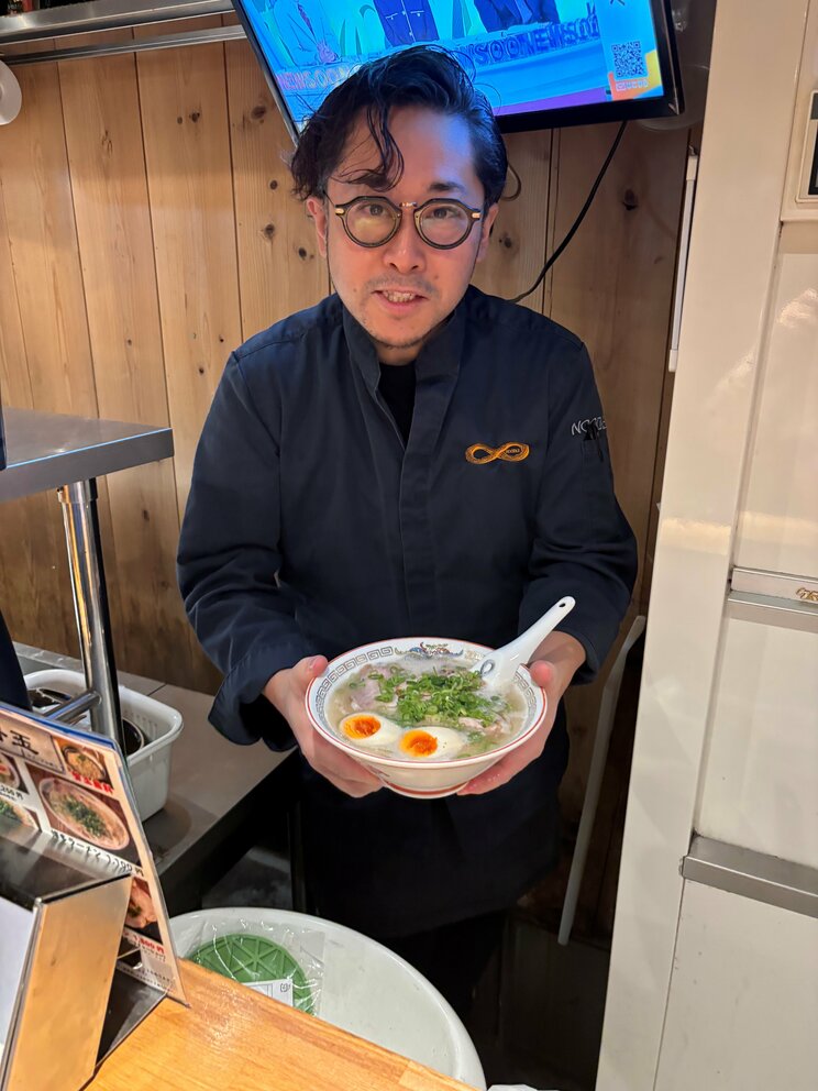 『博多ラーメン でぶちゃん 高田馬場本店』店主の甲斐康太さん（撮影／集英社オンライン）
