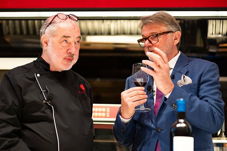 トルシエ氏のワイナリーで醸造されたワインを飲みながら食について語り合った