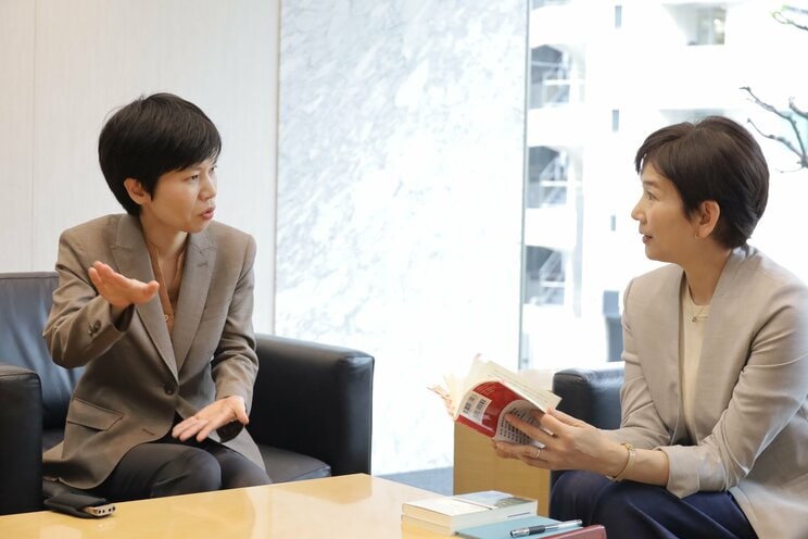 ジャーナリストの山口亮子氏（写真左）と、法政大学の湯澤規子教授（写真右）
