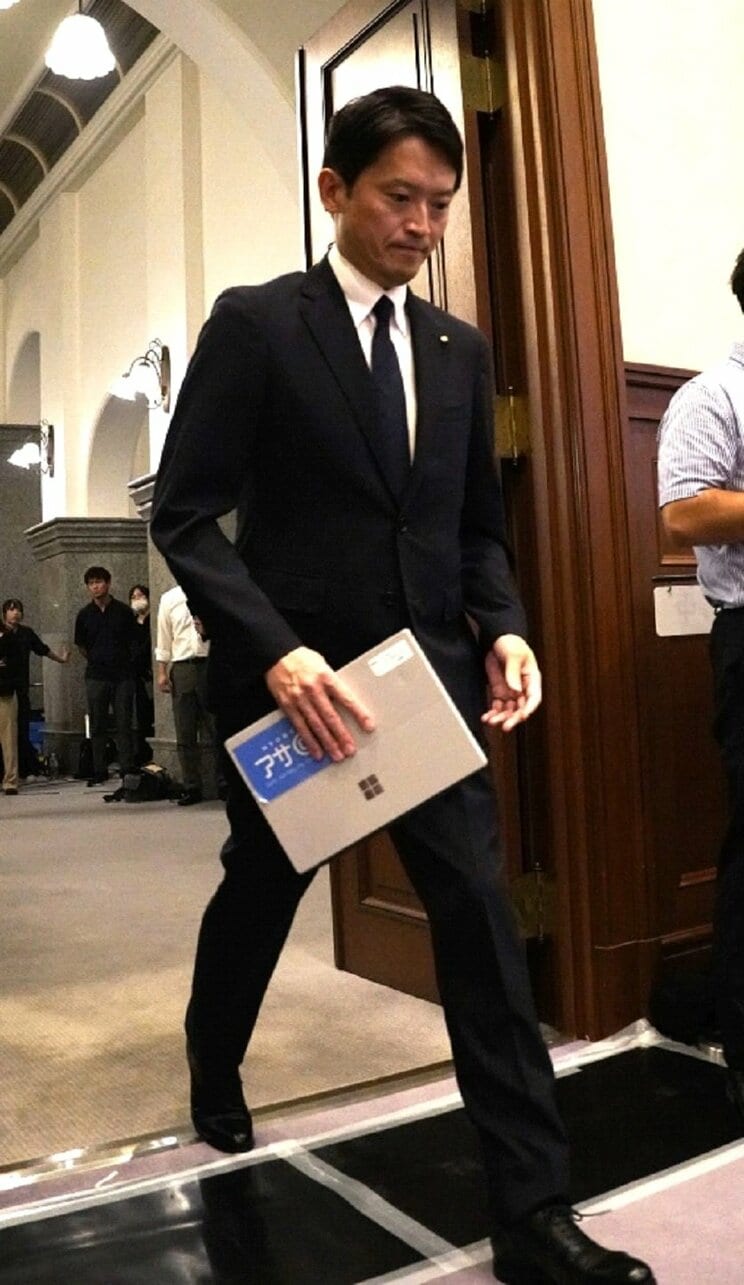 19日の兵庫県議会で、不信任決議案採択を前に議場に入る斎藤知事(撮影/集英社オンライン)