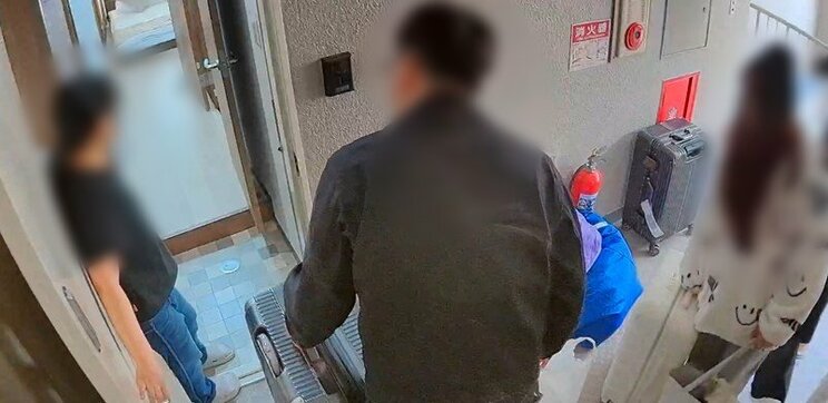 防犯カメラにうつった民泊客（写真／住人提供）