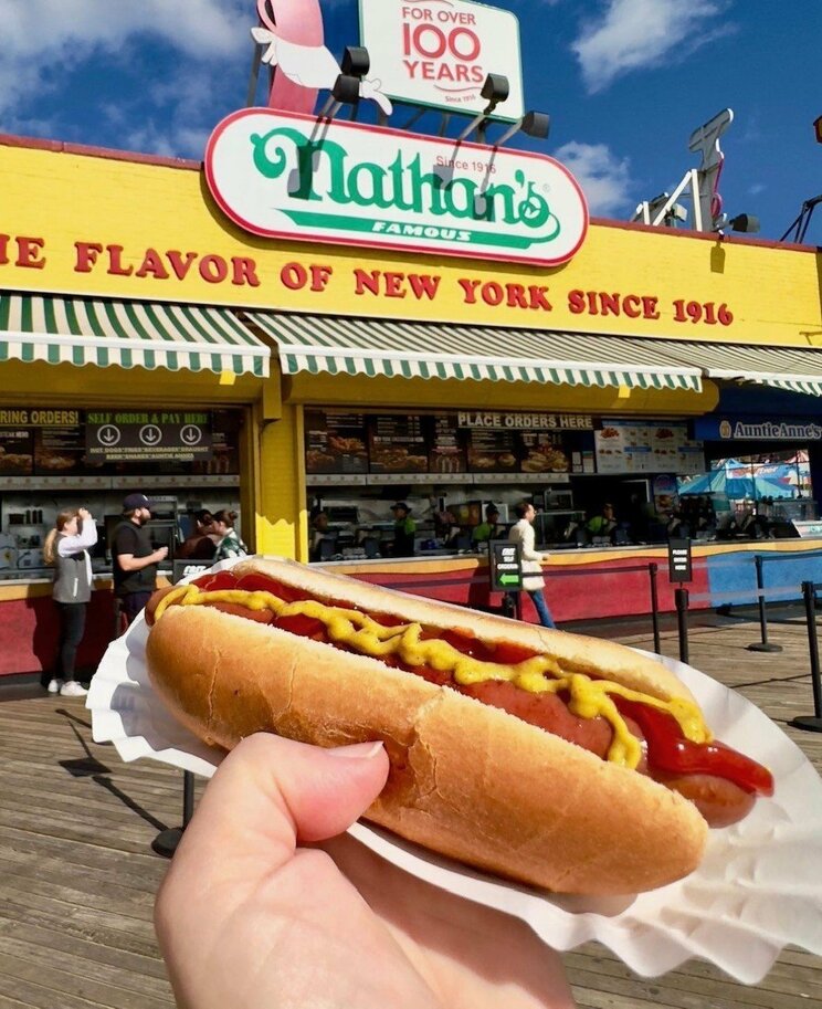 1916年にニューヨークで創業し、アメリカで最も有名といわれるホットドッグチェーン・ネイサンズのホットドッグ。アメリカではこれが王道だという（ネイサンズ公式Instagramより）