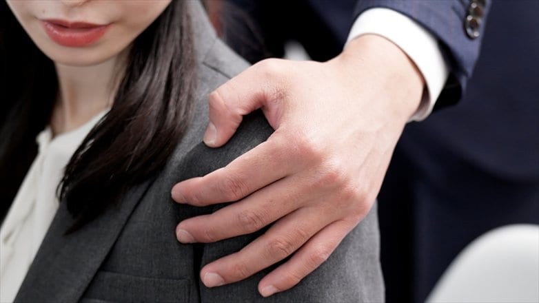 〈アナウンサーだけじゃない〉「セクハラを受けても泣き寝入り」ニュース現場で女性記者たちが強いられる“理不尽”な悪しき風習 | 集英社オンライン | ニュースを本気で噛み砕け