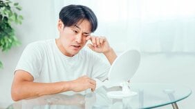 長時間のスマホで、両目が内側を向く急性内斜視になり高校生が失明寸前に…ある日突然襲ってくる“スマホ失明”の対策と見極め方