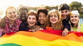 夫婦同姓が婚姻の条件になるのは世界で日本だけ。地裁では同性婚を認めないことは憲法違反との判決も…世界から取り残される日本の婚姻制度