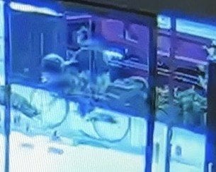 防犯カメラに映った容疑者とみられるマスクの男