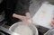 ご飯を型にはめて作るのが「ぼんご」のおにぎりの特徴