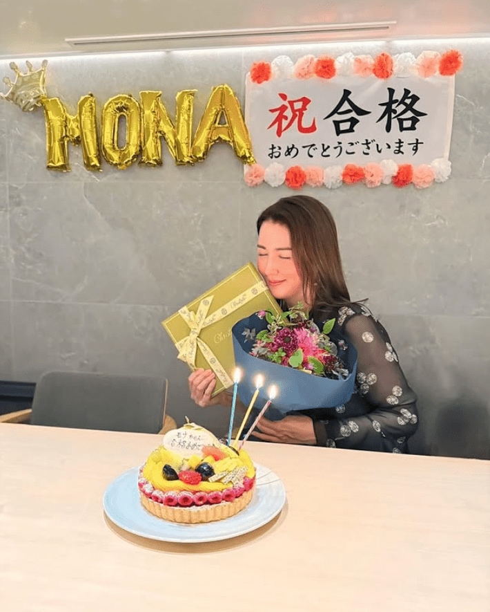 友人に合格を祝ってもらう山本モナさん（本人Instagramより）