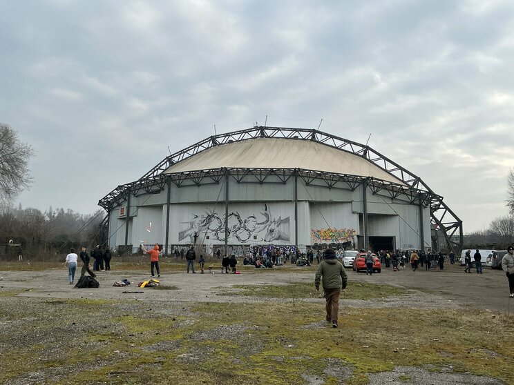 「PalaSharp」と呼ばれる休館したスポーツ施設