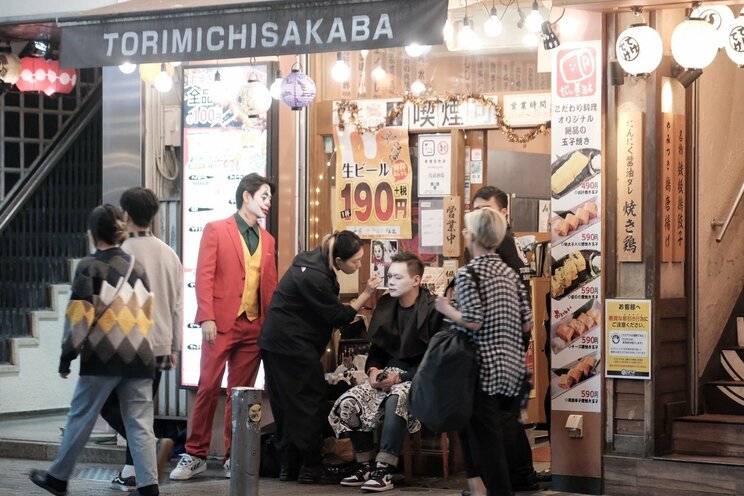 〈2023ハロウィーン〉渋谷の街から仮装・バカ騒ぎする若者が消えた！「（コスプレ）ダメだよダメ、ダメ～」警察官に注意された黒ひげ危機一髪男は段ボールを自ら破壊。ハチ公出口も喫煙所も閉鎖…渋谷区が本気だしてきた！_35