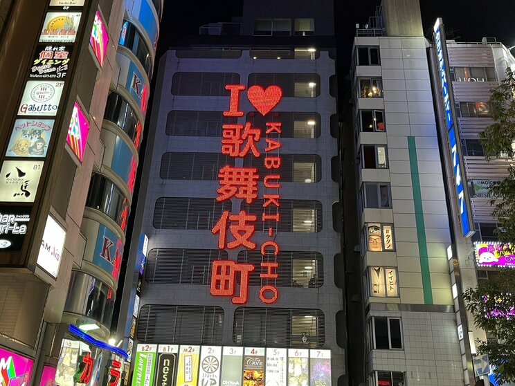 「食べ歩きまぜそば」「和牛すき焼きラーメン」インバウンド需要で東京・新宿のラーメンに異変が！ 一方、夜の街には“中国人専門”のキャッチの姿も…_9