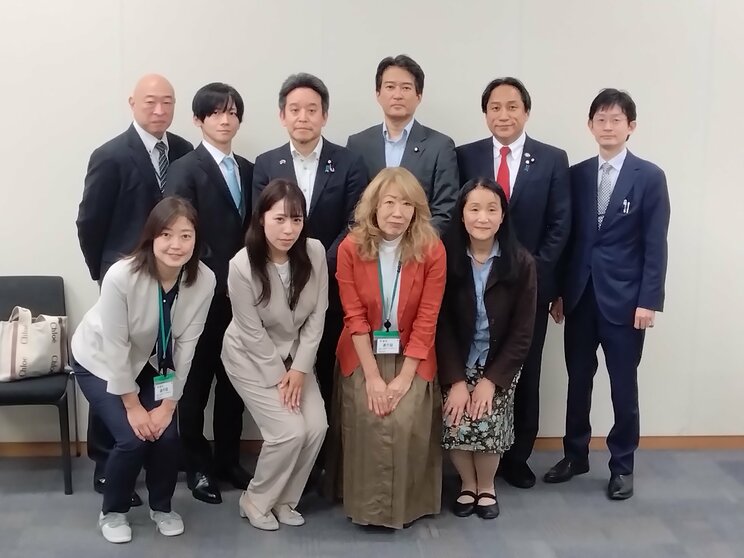 議員向けに勉強会を開いた一般社団法人映像実演者協議会と参加した議員の面々　前列右から3番目の女性がかさい氏