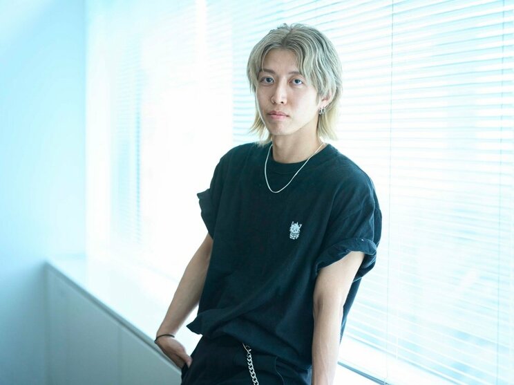 音楽を楽しんでいる難聴ゆうきさん（写真／廣瀬靖士）