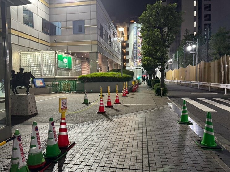通りがかるのは、駅に向かう飲み屋帰りの酔客ばかりだった