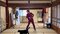 果樹農園だけでなく、自宅の和室で踊る様子も(画像/本人YouTubeチャンネルより)