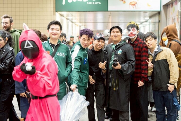 屋根の下では多くの外国人が雨宿りしていた（撮影/集英社オンライン）