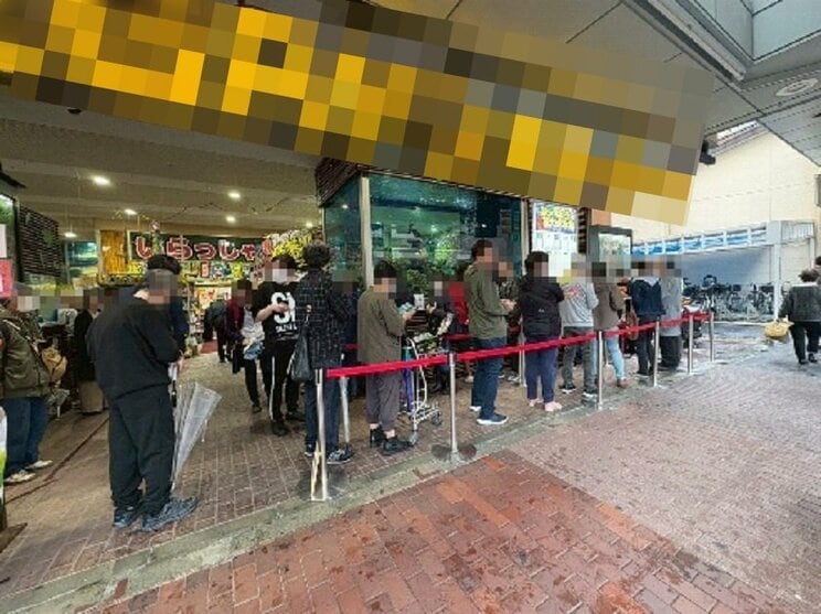 備蓄米を求めて列に並ぶ買い物客（撮影／集英社オンライン