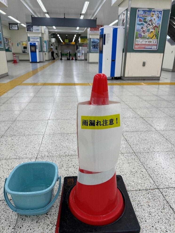 駅構内では雨漏りをする箇所もあった