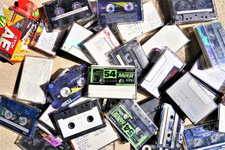 ネットもサブスクも遠い未来の昭和末期、音源と言えばダビングにダビングを重ねて、長い長い距離と人の手を巡り巡ってくるものだった。（写真／PIXTA）