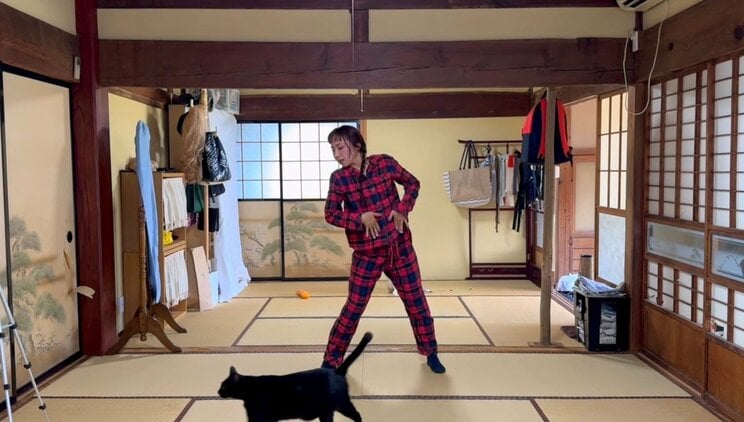 果樹農園だけでなく、自宅の和室で踊る様子も(画像/本人YouTubeチャンネルより)