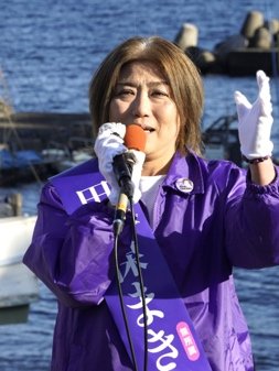 12月７日、港で第一声演説をする田久保眞紀氏（撮影／集英社オンライン）